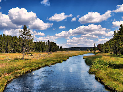 clear_river_and_sky_Wallpaper_b3wcw